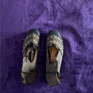 Women’s cut out loafers in tan—5.5